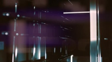 Dükkâna su dök. Macro hafif bir atış yapıyor. 4k video