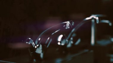 Dükkâna su dök. Macro hafif bir atış yapıyor. 4k video