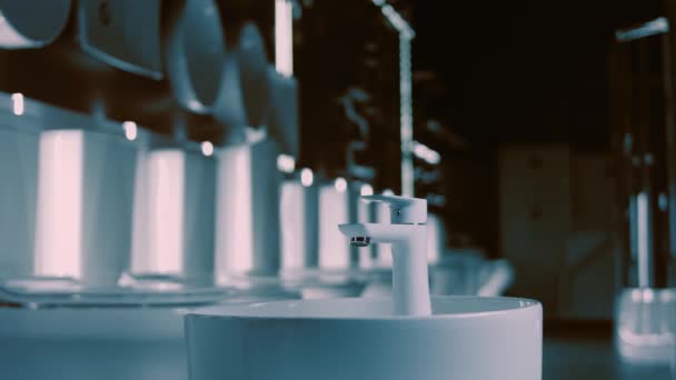 Rotierendes Waschbecken. Studioaufnahmen. Im Hintergrund eine Reihe von Toiletten. 4k-Video — Stockvideo