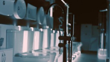 Dükkâna su dök. Macro hafif bir atış yapıyor. 4k video