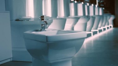 Dönen yol. Film stüdyosu. Arka planda bir sıra tuvalet var. 4k video