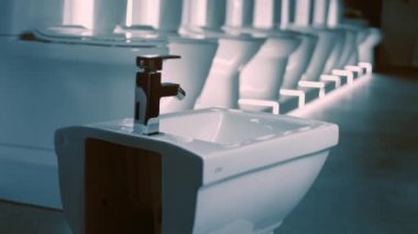 Dönen yol. Film stüdyosu. Arka planda bir sıra tuvalet var. 4k video