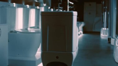 Dönen klozet. Film stüdyosu. Arka planda bir sıra tuvalet var. 4k video
