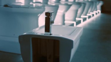 Dönen yol. Film stüdyosu. Arka planda bir sıra tuvalet var. 4k video