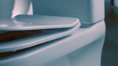 Dönen klozet. Film stüdyosu. Arka planda bir sıra tuvalet var. 4k video