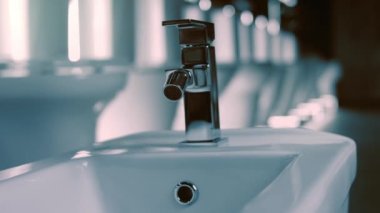 Dönen yol. Film stüdyosu. Arka planda bir sıra tuvalet var. 4k video