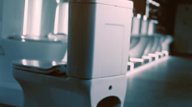 Dönen klozet. Film stüdyosu. Arka planda bir sıra tuvalet var. 4k video