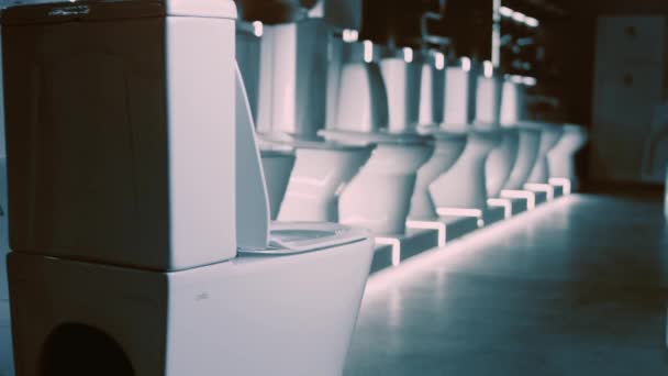 Toilettenschüssel rotierend vorhanden. Studioaufnahmen. Im Hintergrund eine Reihe von Toiletten. 4k-Video — Stockvideo