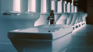 Dönen yol. Film stüdyosu. Arka planda bir sıra tuvalet var. 4k video