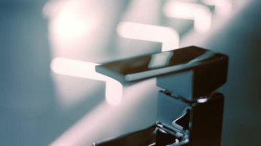 Dükkâna su dök. Macro hafif bir atış yapıyor. 4k video