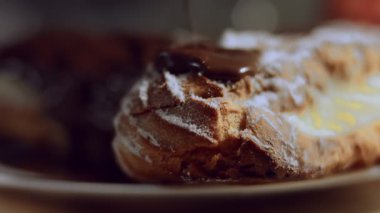 Erimiş çikolata eklerlerin üzerine dökülür..