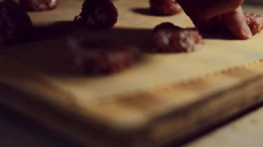 Şef köfteleri bir tabak hamurun üzerine koyuyor..