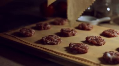 Şef eti hamurla kaplıyor..