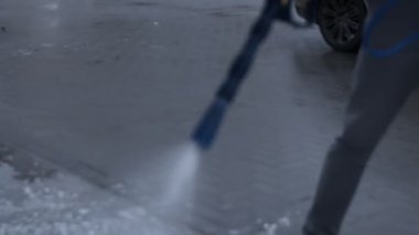 Köpüğü parlak arabanın dış tarafına yayıyor..