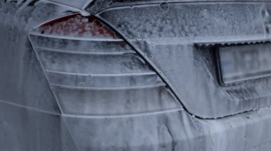 Arabanın arkasında kar köpüğü akıyor..