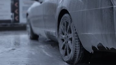 Arabadan kar köpüğü akıyor..