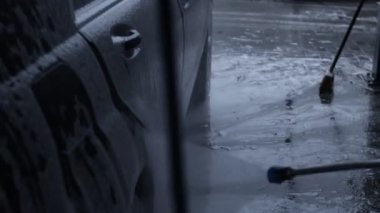 Araba yıkama servisinde köpüğü durulamak..