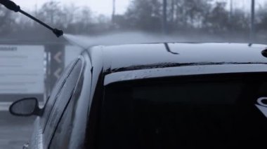 Araba yıkama servisinde arabanın köpüğünü yıkıyorum..