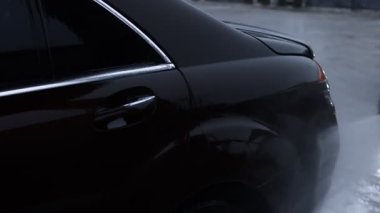 Araba yıkama servisinde köpüğü yüksek basınçlı suyla yıkayıp durulamak..