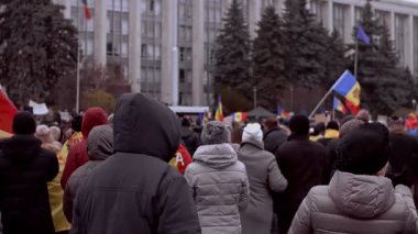 Chisinau, Moldova Cumhuriyeti - 06 Aralık 2020: Ulusal bayraklı Moldova halkı hükümete karşı barışçıl bir protesto gösterisi düzenliyor.