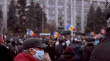 Chisinau, Moldova Cumhuriyeti - 06 Aralık 2020: Ulusal bayraklı Moldova halkı hükümet binası önünde hükümeti protesto ediyor.