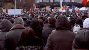 Chisinau, Moldova Cumhuriyeti - 06 Aralık 2020: Devasa barışçıl siyasi gösteri, hükümete karşı protesto eden insanlar.