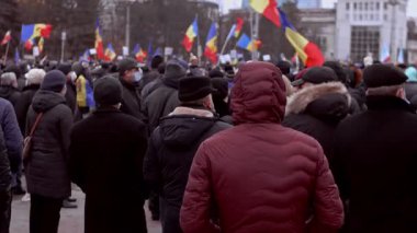 Chisinau, Moldova Cumhuriyeti - 06 Aralık 2020: Moldova halkı hükümete karşı protesto ve ulusal bayrak sallıyor.