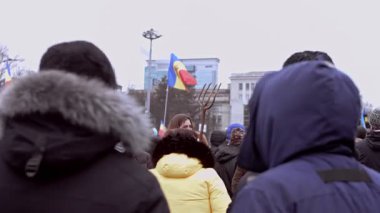 Chisinau, Moldova Cumhuriyeti - 06 Aralık 2020: Barışçıl siyasi gösteri, hükümete karşı protesto, Moldova 'nın ulusal bayrakları ve bir dirgenle protesto gösterisi.