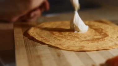 Krem peyniri sarı bir krepi doldurmak gibi.