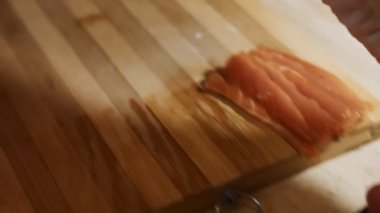 Yeşil, kırmızı ve sarı krep krem peynirli ve somonlu bir tabakta.