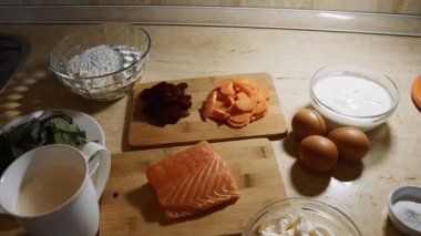 Krem peynirli ve somonlu kırmızı, sarı ve yeşil krep hazırlamak için en iyi malzeme..