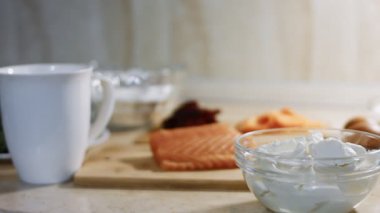 Krem peynir ve tuzlanmış somon balığı mutfak masasında..