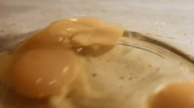 Cam bir kasede tavuk yumurtası kırdım..