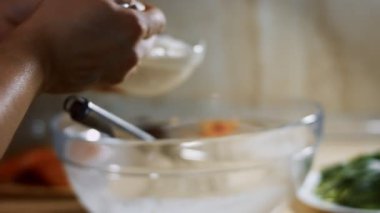 Krep hamuru pişirmek için ekşi krema ekliyorum..