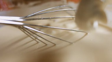 Krep hamuru yapmak için ekşi krema ekliyorum..