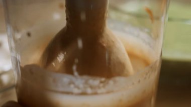 Havuç aromalı krepler için krep hamuru pişiriyorum..