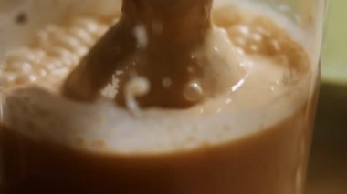 Krep hamuru ve havucu blender ile karıştırıyorum..