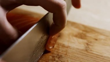 Tahtada taze somon filetosu dilimliyorum..