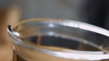 Sıcak çay katılmış şeffaf bir çaydanlıktan buhar geliyor..