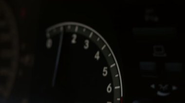 Motor hızlı arama ve hareket eden ok, hız göstergesi olan gösterge paneli.