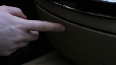 Erkek el, düğmeli CD değiştirici için kompartımanı açıyor. Arabada CD 'den müzik çalmak.