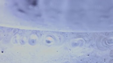 Arabanın zemininden köpük boşalıyor. Araba yıkamada, üst manzarada..