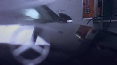 Araba yıkamada arabanın köpüğünü ve tozunu temizlemek için yüksek basınçlı jet suyu kullanıyor..