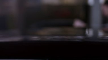 Adam araba yıkamada arabayı yıkamak için yüksek basınçlı jet suyu kullanıyor. Su jeti kamera lensine doğru gidiyor..