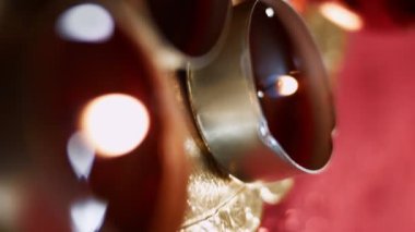 Üç yanan çay lambası mumu, yakın plan..