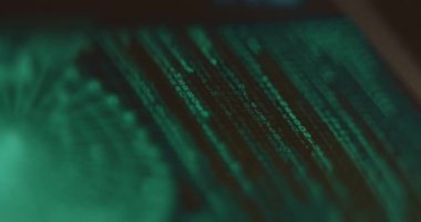 Siyah renk şeması üzerine yeşil bir veri akışı.