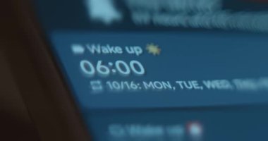 Çalışma saatleri için uyandırma alarmı sabah 6 'da kuruldu.