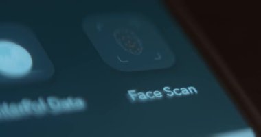 Akıllı telefon ekranında yüz tarama simgesi.
