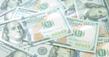 100 Amerikan doları yüzeye yayılmış, hafif hareket.