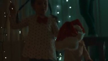 Mutlu kızlar Noel ışıklarıyla oynarken eğleniyor..